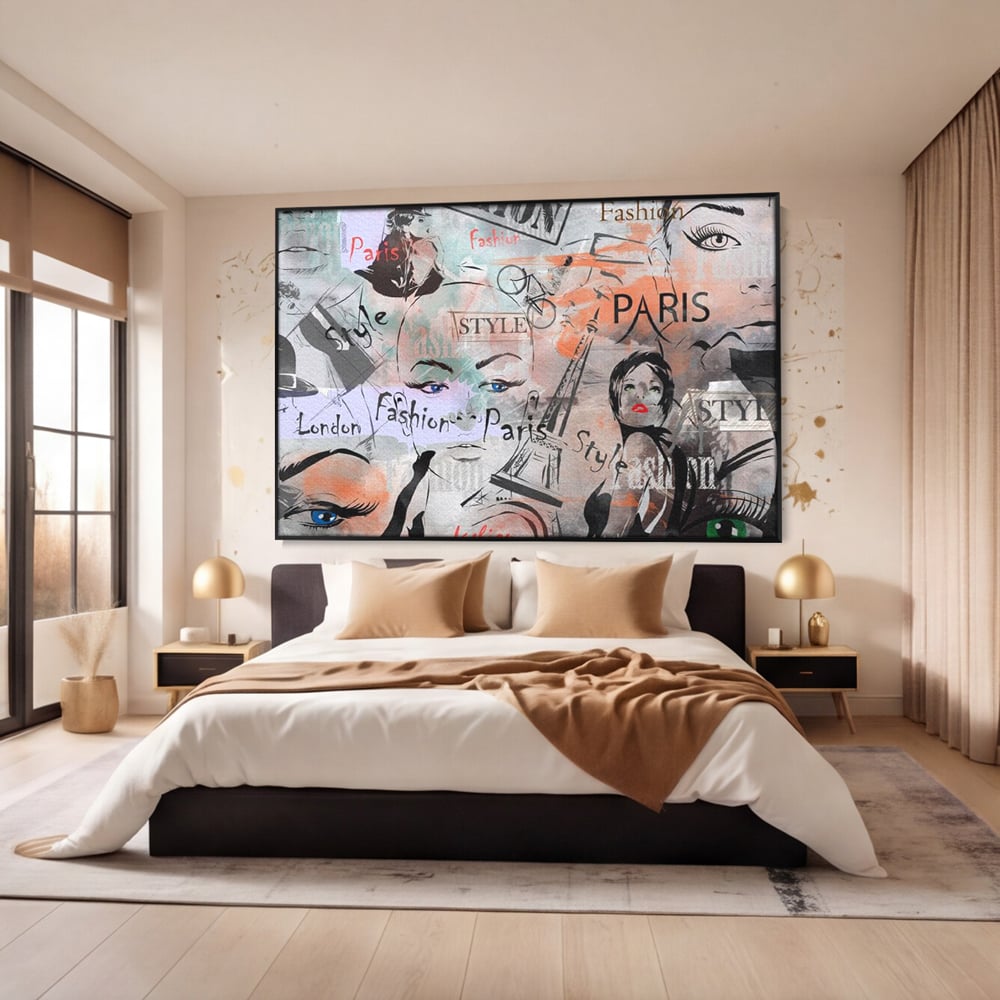 Tablou canvas cu ilustratia digitala cu tematica fashion, in rama de aluminiu negru, pe perete intr-un dormitor